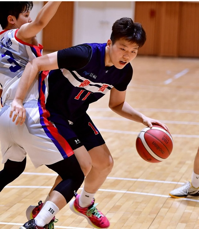 돌파하는 윤지원(가운데). /사진=한국중고농구연맹 제공
