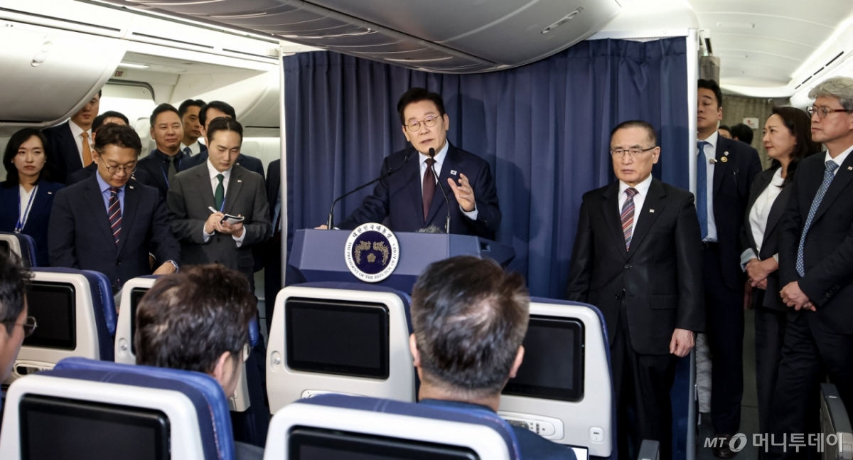 [앙카라=뉴시스] 최동준 기자 = G20 정상회의 일정을 마친 이재명 대통령이 23일(현지 시간) 중동·아프리카 순방의 마지막 방문국인 튀르키예 앙카라로 향하는 공군 1호기에서 순방 기내 기자간담회를 하고 있다. 2025.11.24. photocdj@newsis.com /사진=최동준