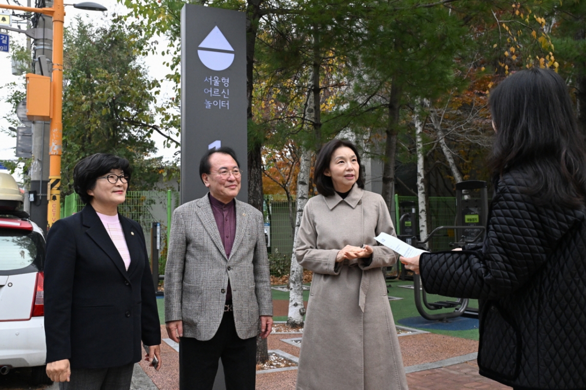 최호정 서울시의장이 어르신 놀이터 조성과정을 듣고 있다./사진=서울시의회