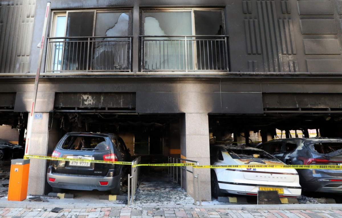 21일 오전 서울 양천구 신월동 아파트 화재 현장에 전소된 차량들이 보이고 있다./사진=뉴시스.