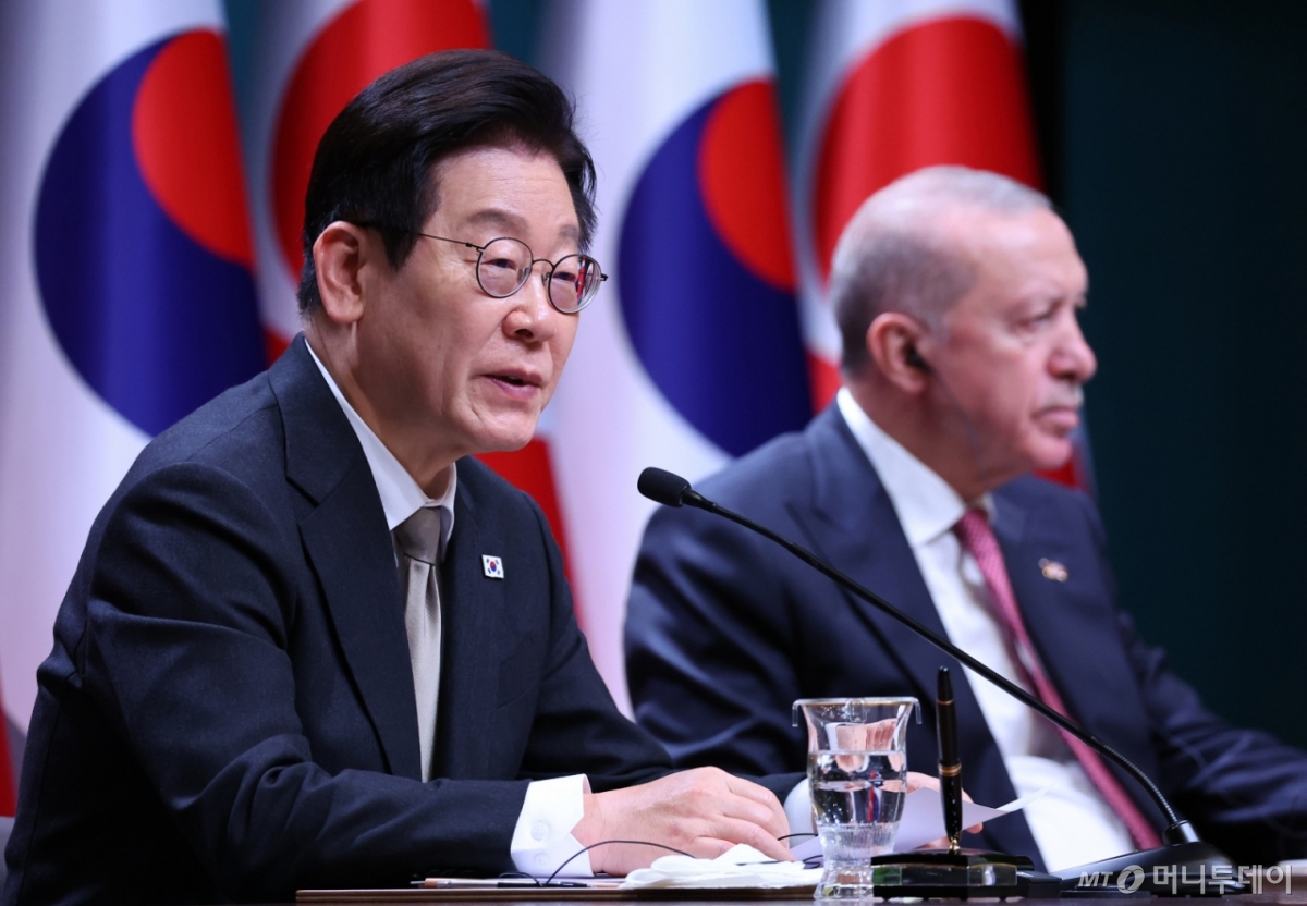 [앙카라=뉴시스] 최동준 기자 = 튀르키예를 국빈 방문 중인 이재명 대통령이 24일(현지 시간) 앙카라 대통령궁에서 레젭 타입 에르도안 튀르키예 대통령과 공동언론발표를 하고 있다. 2025.11.25. photocdj@newsis.com /사진=