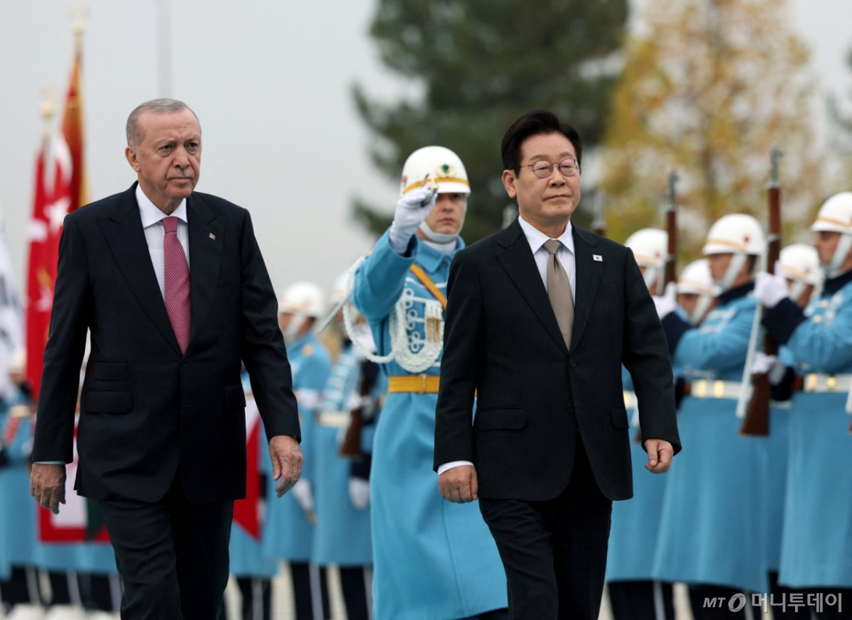 (로이터=뉴스1) = 이재명 대통령이 24일(현지시간) 튀르키예 앙카라 대통령궁에서 열린 공식 환영식에서 에르도안 튀르키예 대통령과 의장대를 사열하고 있다. 2025.11.25 ⓒ 로이터=뉴스1  Copyright © 뉴스1. All rights reserved. 무단 전재 및 재배포,  AI학습 이용 금지. /사진=(로이터=뉴스1)