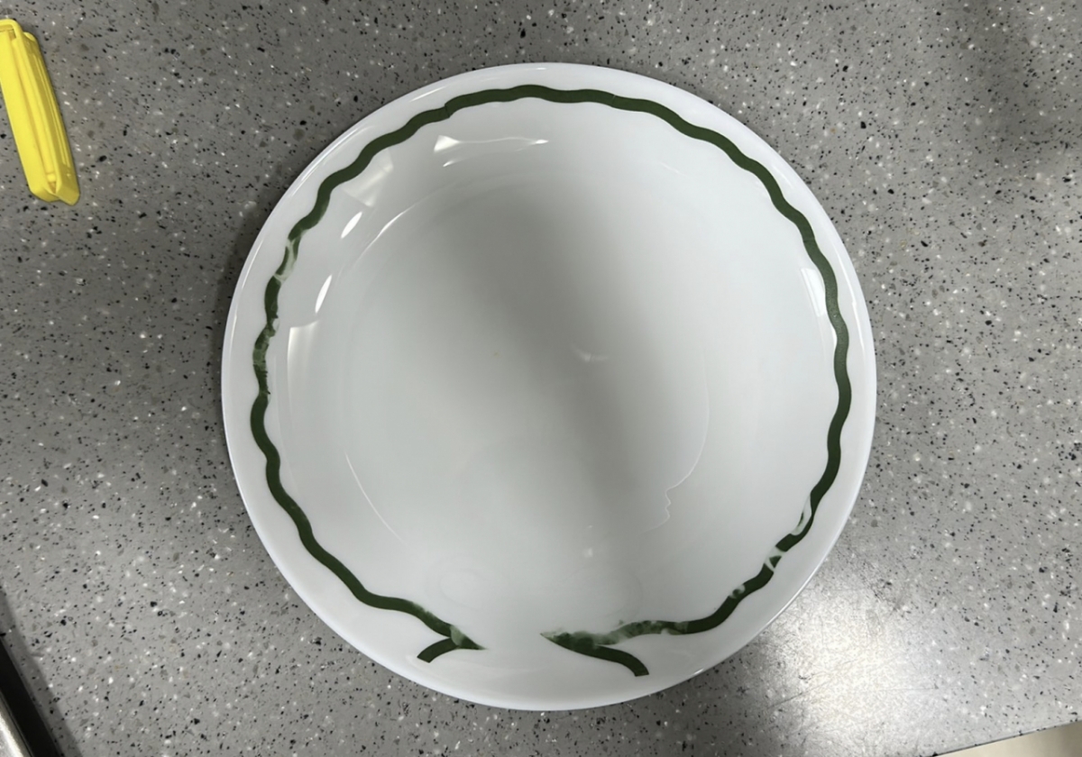  샌드위치 전문점 써브웨이가 '랍스터 샌드위치' 구매 시 선착순으로 증정하는 접시에서 프린팅이 녹아내리는 문제가 잇따라 공유되며 품질 논란이 확산하고 있다. 샌드위치 전문점 써브웨이가 '랍스터 샌드위치' 구매 시 선착순으로 증정하는 접시에서 프린팅이 녹아내리는 문제가 잇따라 공유되며 품질 논란이 확산하고 있다./사진=SNS