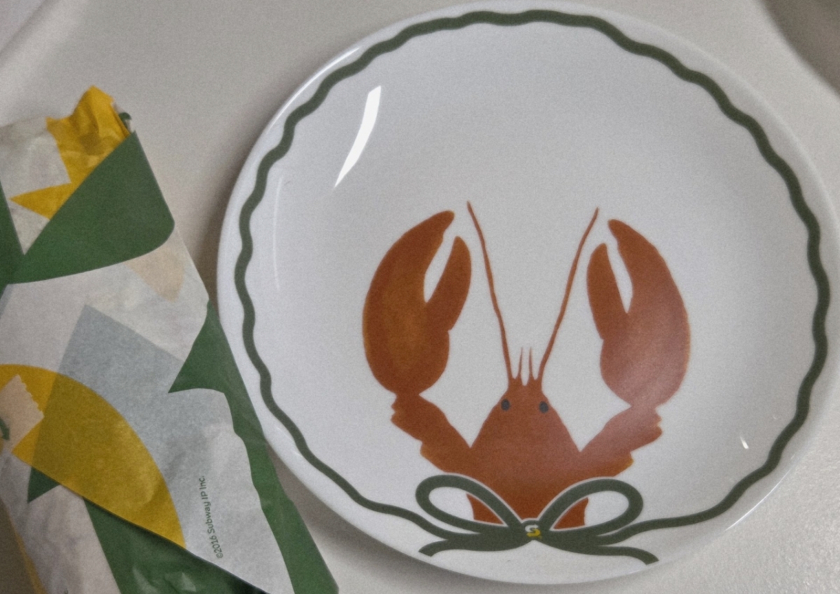  샌드위치 전문점 써브웨이가 '랍스터 샌드위치' 구매 시 선착순으로 증정하는 접시에서 프린팅이 녹아내리는 문제가 잇따라 공유되며 품질 논란이 확산하고 있다. 샌드위치 전문점 써브웨이가 '랍스터 샌드위치' 구매 시 선착순으로 증정하는 접시에서 프린팅이 녹아내리는 문제가 잇따라 공유되며 품질 논란이 확산하고 있다./사진=SNS