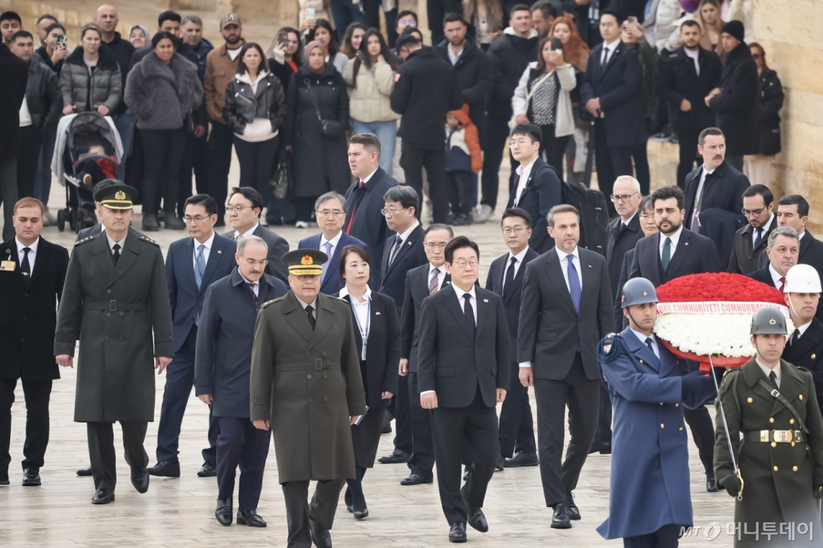 [앙카라=뉴시스] 최동준 기자 = 튀르키예를 국빈 방문 중인 이재명 대통령이 24일(현지 시간) 앙카라 아니트카비르에서 튀르키예의 국부 무스타파 케말 아타튀르크 묘소를 찾아 참배하기 위해 묘소 진입로인 '사자의 길'을 따라 이동하고 있다. 2025.11.24. photocdj@newsis.com /사진=