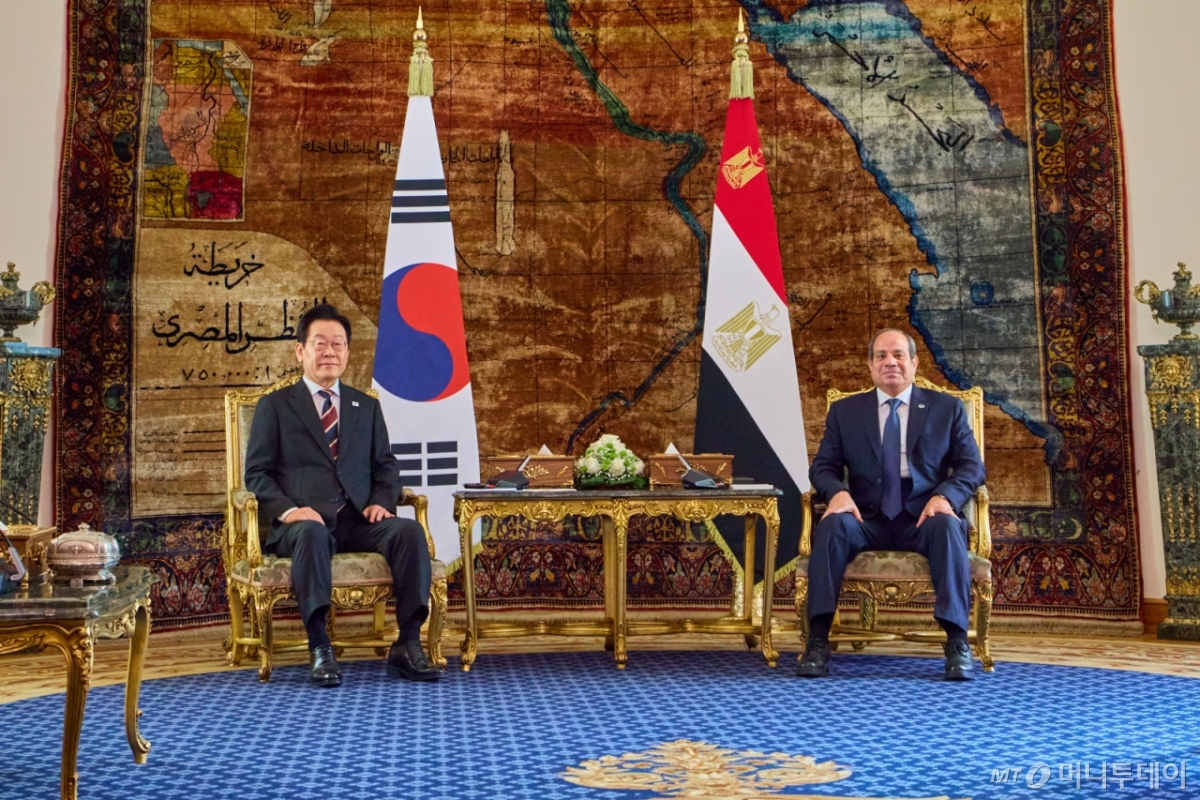 (서울=뉴스1) 이재명 기자 = 이집트를 공식 방문 중인 이재명 대통령이 20일(현지시간) 카이로 대통령궁에서 압델 파타 알시시 대통령과 한·이집트 단독 정상회담을 하고 있다. (대통령실 제공. 재판매 및 DB 금지)  2025.11.23/뉴스1  Copyright © 뉴스1. All rights reserved. 무단 전재 및 재배포,  AI학습 이용 금지. /사진=(서울=뉴스1) 이재명 기자