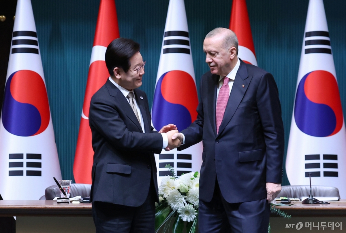 [앙카라=뉴시스] 최동준 기자 = 튀르키예를 국빈 방문 중인 이재명 대통령이 24일(현지 시간) 앙카라 대통령궁에서 레젭 타입 에르도안 튀르키예 대통령과 공동언론발표를 마친 뒤 악수하고 있다. 2025.11.25. photocdj@newsis.com /사진=최동준