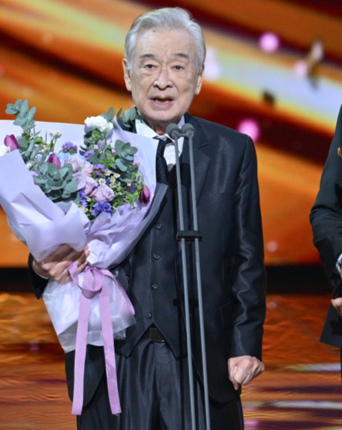 배우 이순재가 2024년 12월31일 열린 2024 KBS 연기대상에서 대상을 받고 수상 소감을 말하고 있다. 해당 시상식은 2025년 1월11일 오후 KBS2에서 방송됐다. / 사진제공=KBS