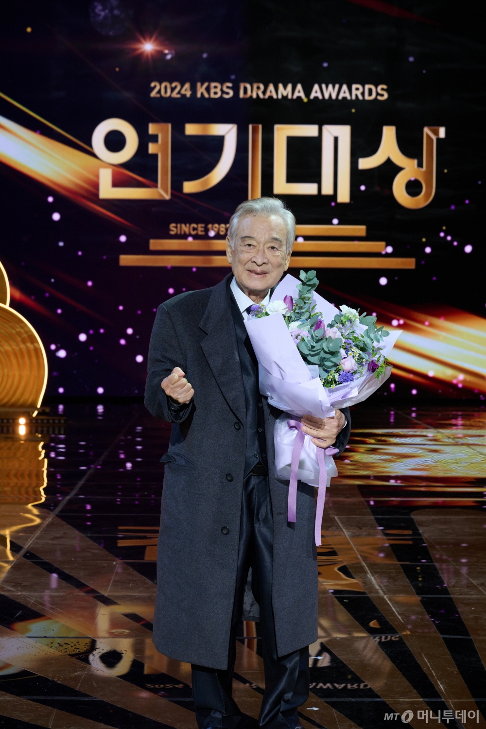 배우 이순재가 2024년 12월31일 열린 2024 KBS 연기대상에서 대상을 받고 포즈를 취하고 있다. 해당 시상식은 2025년 1월11일 오후 KBS2에서 방송됐다. / 사진제공=KBS