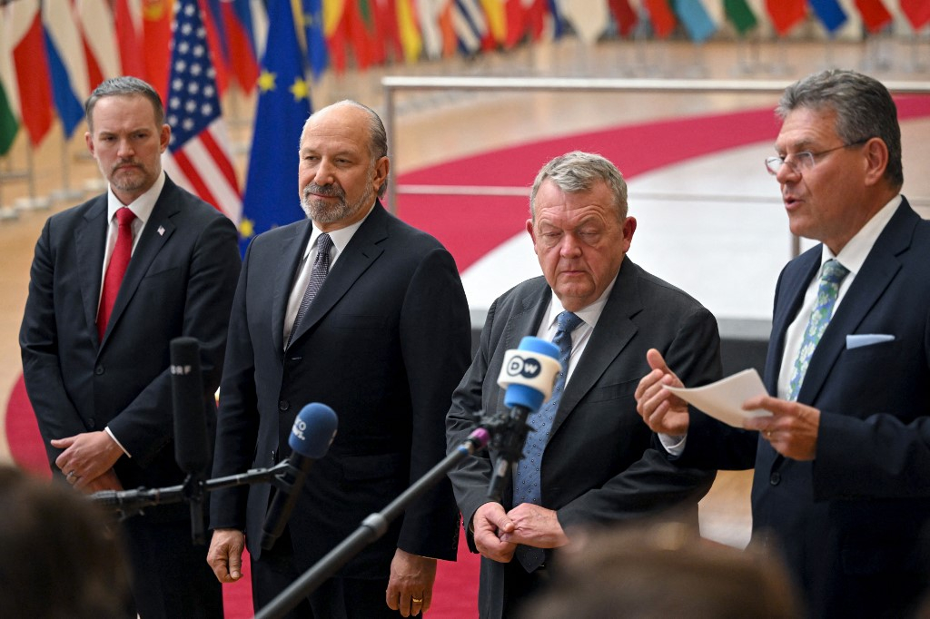 미국과 EU(유럽연합)이 24일(현지시간) 벨기에 브뤼셀에서 7월 무역합의 후 첫 고위급 회동을 가졌다. 사진은 회동 기자회견에 나서는 양측 대표단. (왼쪽부터) 제이미슨 그리어 미국 무역대표부(USTR) 대표, 하워드 러트닉 미국 상무장관, 라르스 뢰케 라스무센 덴마크 외무장관 ,마로시 셰프초비치 EU 통상 담당 집행위원 /AFPBBNews=뉴스1