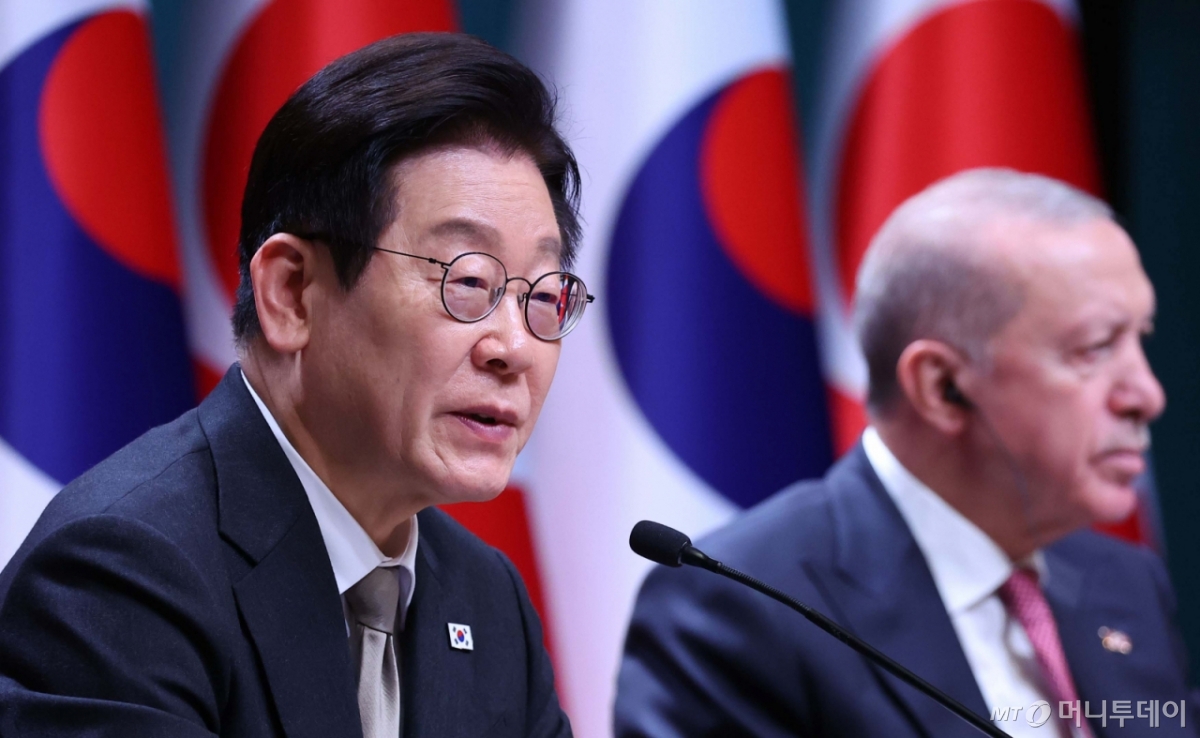 [앙카라=뉴시스] 최동준 기자 = 튀르키예를 국빈 방문 중인 이재명 대통령이 24일(현지 시간) 앙카라 대통령궁에서 레젭 타입 에르도안 튀르키예 대통령과 공동언론발표를 하고 있다. 2025.11.25. photocdj@newsis.com /사진=