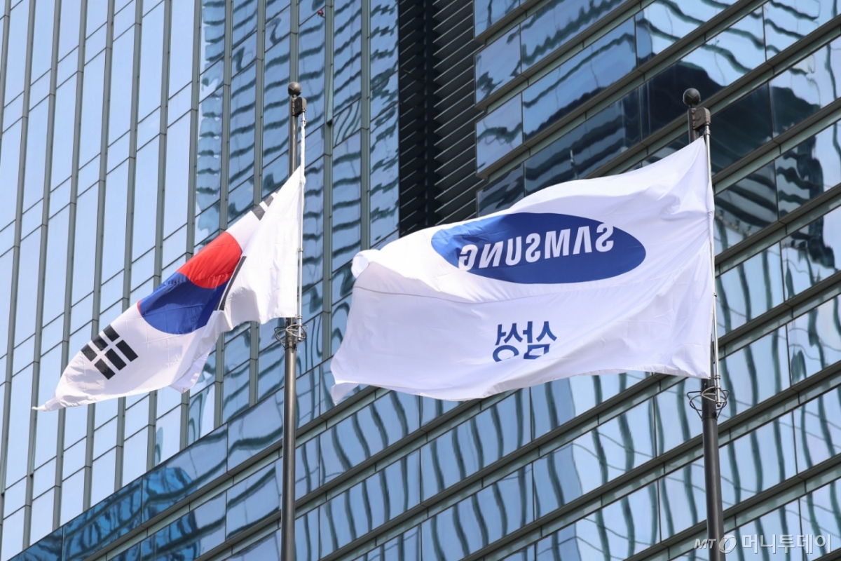 [서울=뉴시스] 권창회 기자 = 30일 서울 삼성전자 서초사옥의 깃발이 펄럭이고 있다.   삼성전자가 30일 연결 기준 매출 86조1000억원, 영업이익 12조2000억원의 올해 3분기 실적을 발표했다. 전사 매출은 전분기 대비 15% 증가하며 역대 최대 분기 매출을 기록했다. .2025.10.30. kch0523@newsis.com /사진=권창회