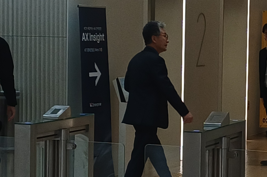 오세훈 시장의 후원자로 알려진 사업가 김한정씨가 25일 오전 10시20분쯤 서울 종로구 KT광화문빌딩웨스트에 마련된 특검 사무실에 출석하고 있다. /사진=오석진 기자