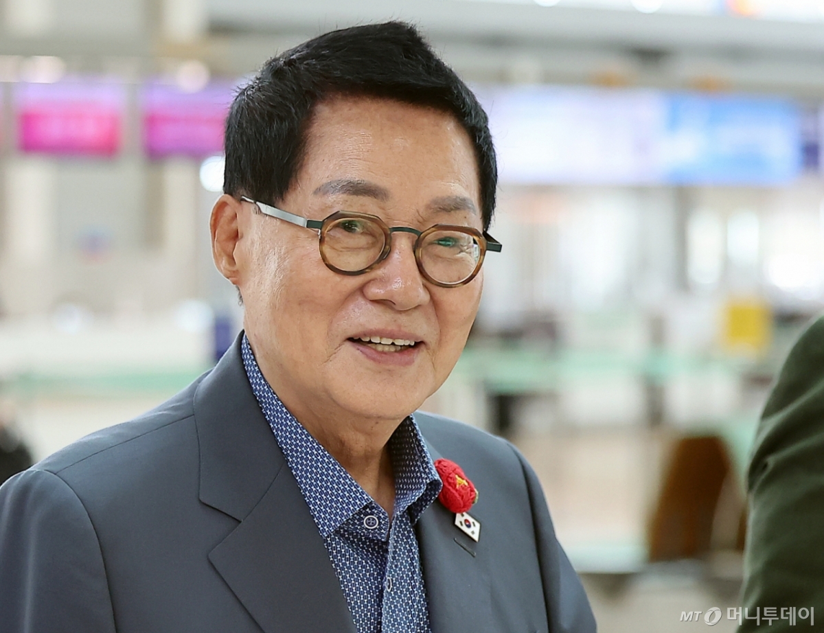 (인천공항=뉴스1) 김진환 기자 = 박지원 폴란드 특사단장이 27일 오전 인천국제공항 제1터미널을 통해 폴란드로 출국하고 있다.   폴란드 특사단은 폴란드 정부와 의회 인사들을 만나, 양국 간 호혜적 방산 협력을 평가하고, 전략적 동반자 관계 발전 방안을 협의할 예정이다. 2025.7.27/뉴스1  Copyright © 뉴스1. All rights reserved. 무단 전재 및 재배포,  AI학습 이용 금지. /사진=(인천공항=뉴스1) 김진환 기자