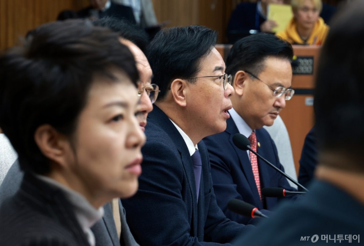 [서울=뉴시스] 고승민 기자 = 송언석 국민의힘 원내대표가 25일 서울 여의도 국회에서 열린 원내대책회의에서 발언하고 있다. 2025.11.25. kkssmm99@newsis.com /사진=고승민