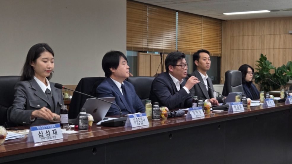 25일 서울 종로구 정부서울청사에서 마이데이터 관련 기자설명회가 열렸다. (왼쪽부터) 김유리안나 웰로 대표, 장현성 메디에이지 연구소장, 하승철 개인정보위 범정부 마이데이터 추진단장, 정승기 솔티랩 대표, 박영수 법무법인 민후 변호사./사진=이찬종 기자