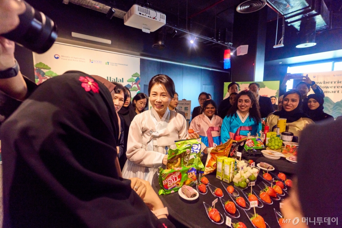 (서울=뉴스1) 이재명 기자 = 김혜경 여사가 19일(현지시간) 아부다비 주UAE한국문화원에서 열린 할랄 K-푸드 홍보행사에서?상품을 살펴보고 있다. (대통령실 제공. 재판매 및 DB 금지)  2025.11.23/뉴스1  Copyright © 뉴스1. All rights reserved. 무단 전재 및 재배포,  AI학습 이용 금지. /사진=(서울=뉴스1) 이재명 기자