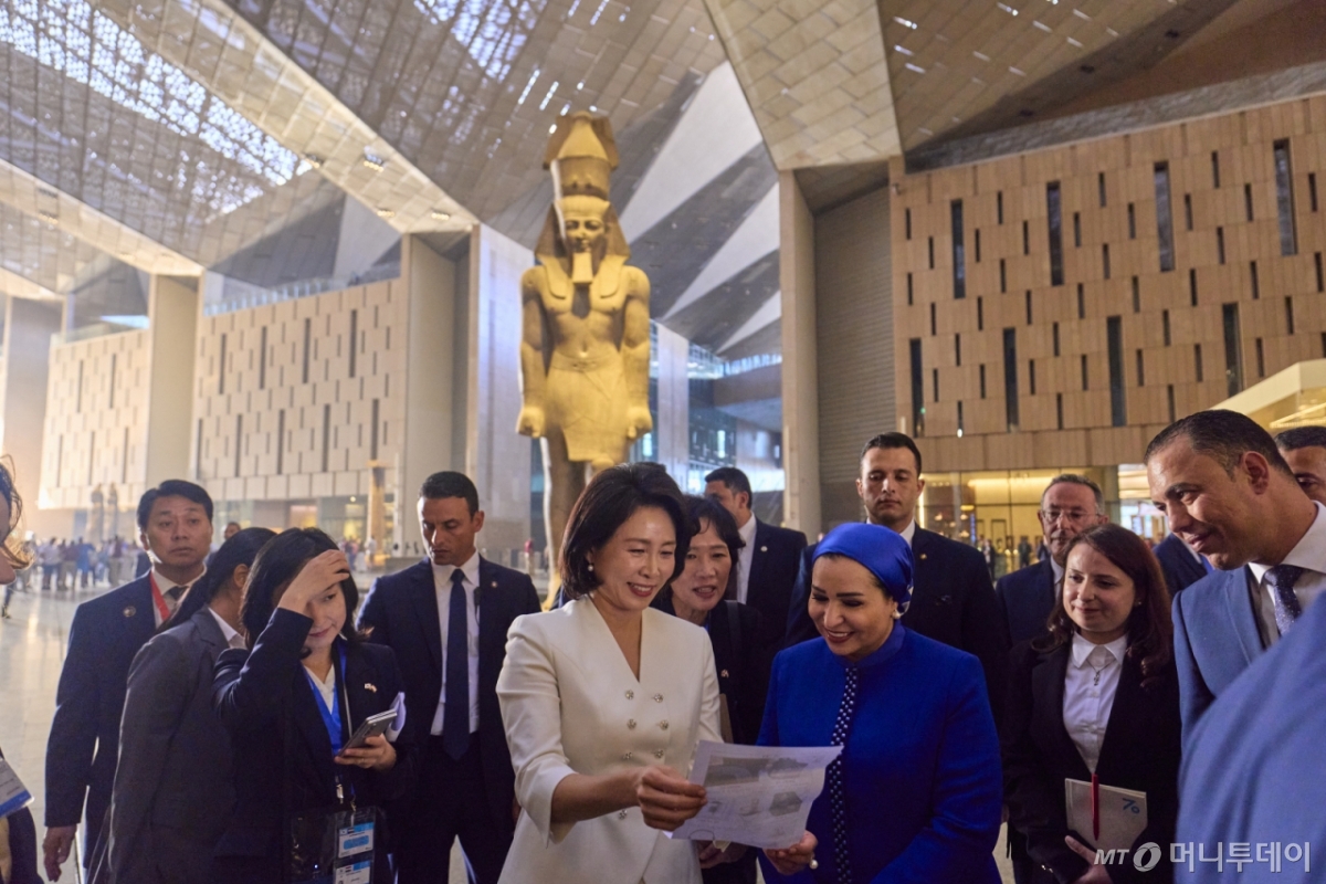 [카이로=뉴시스] 최동준 기자 = 김혜경 여사와 이집트 영부인 인테사르 엘시시 여사가 20일(현지 시간) 이집트 대박물관을 함께 방문해 자료를 보며 대화하고 있다. (공동취재) 2025.11.21. photocdj@newsis.com /사진=고범준