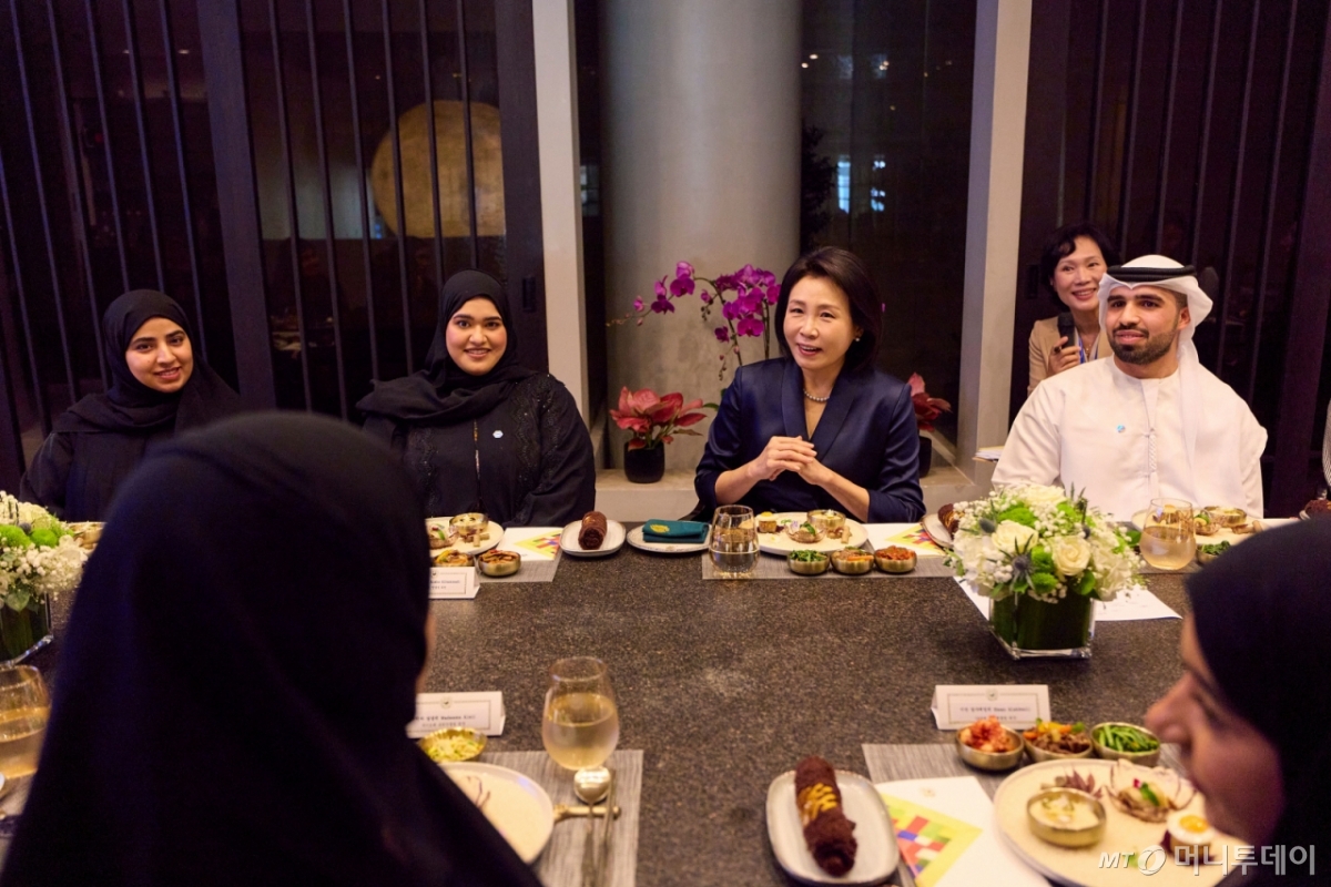 [아부다비=뉴시스] 최동준 기자 = 이재명 대통령과 함께 아랍에미리트(UAE)를 방문 중인 김혜경 여사가 18일(현지 시간) 아부다비 한식당에서 'UAE 소재 대학 한류동호회' 오찬 간담회를 하고 있다. (공동취재) 2025.11.19. photocdj@newsis.com /사진=최동준