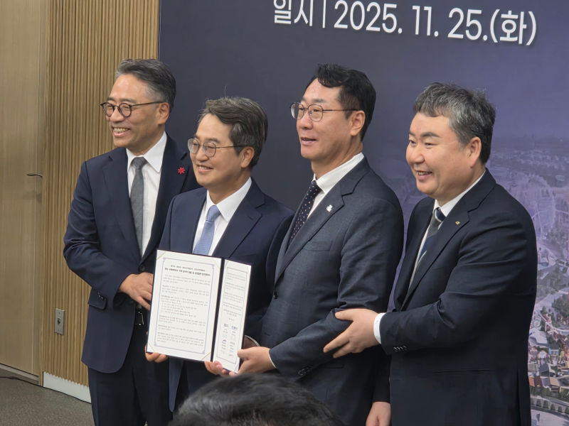 임영록 신세계그룹 사장, 김동연 경기도지사, 정명근 화성시장, 안정호 K-water 그린인프라부문장(왼쪽부터)이  '지역 일자리 창출 및 상생협력 업무협약'을 맺고 기념촬영을 하고 있다./사진=이민호기자