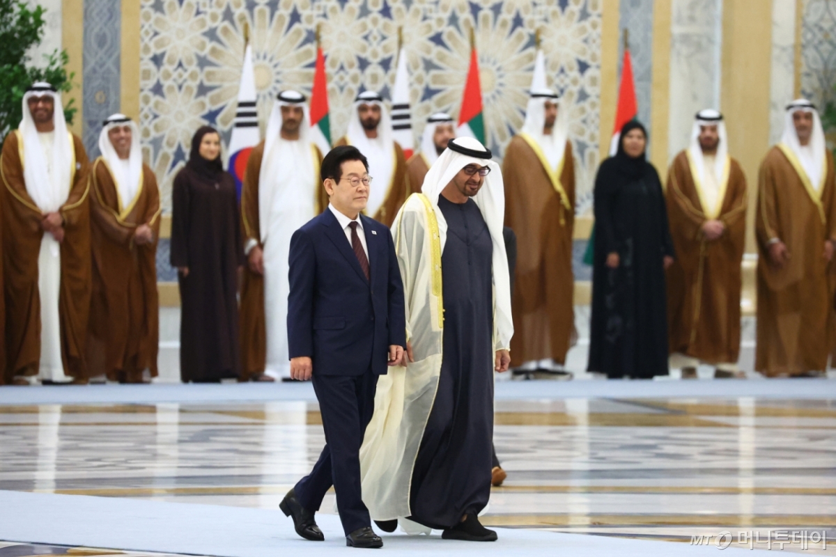 [아부다비=뉴시스] 최동준 기자 = 아랍에미리트(UAE)를 국빈 방문 중인 이재명 대통령이 18일(현지 시간) 아부다비 카사르 알 와탄 대통령궁에서 열린 공식 환영식에서 무함마드 빈 자이드 알 나흐얀 UAE 대통령과 의장대를 사열하고 있다. 2025.11.18. photocdj@newsis.com /사진=