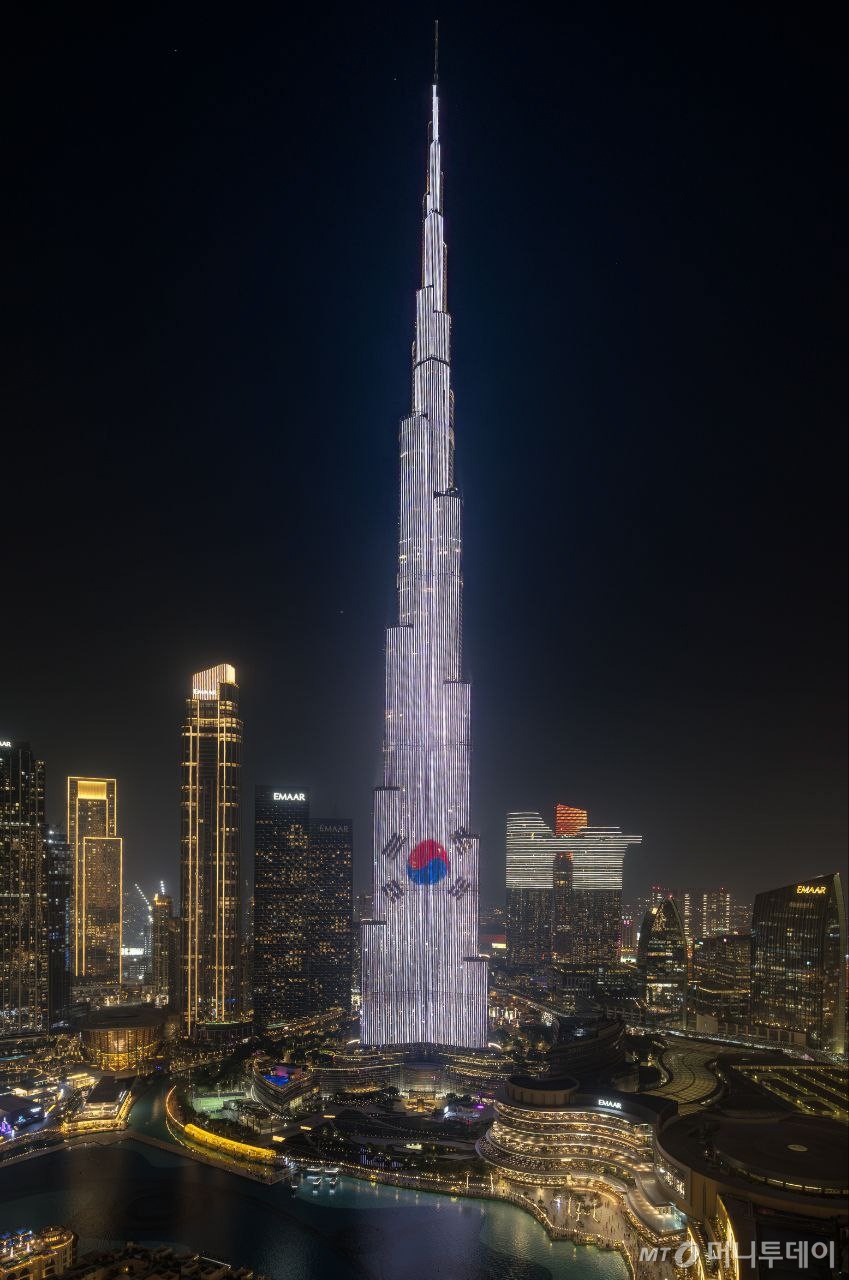 (서울=뉴스1) 허경 기자 = 이재명 대통령 아랍에미리트(UAE) 국빈방문 이틀째인 18일(현지 시간) 두바이 초고층 빌딩 '부르즈 칼리파(Burj Khalifa)' 외벽에 태극기 조명이 점등되어 있다. (대통령실 제공. 재판매 및 DB 금지) 2025.11.19/뉴스1  Copyright © 뉴스1. All rights reserved. 무단 전재 및 재배포,  AI학습 이용 금지. /사진=(서울=뉴스1) 허경 기자