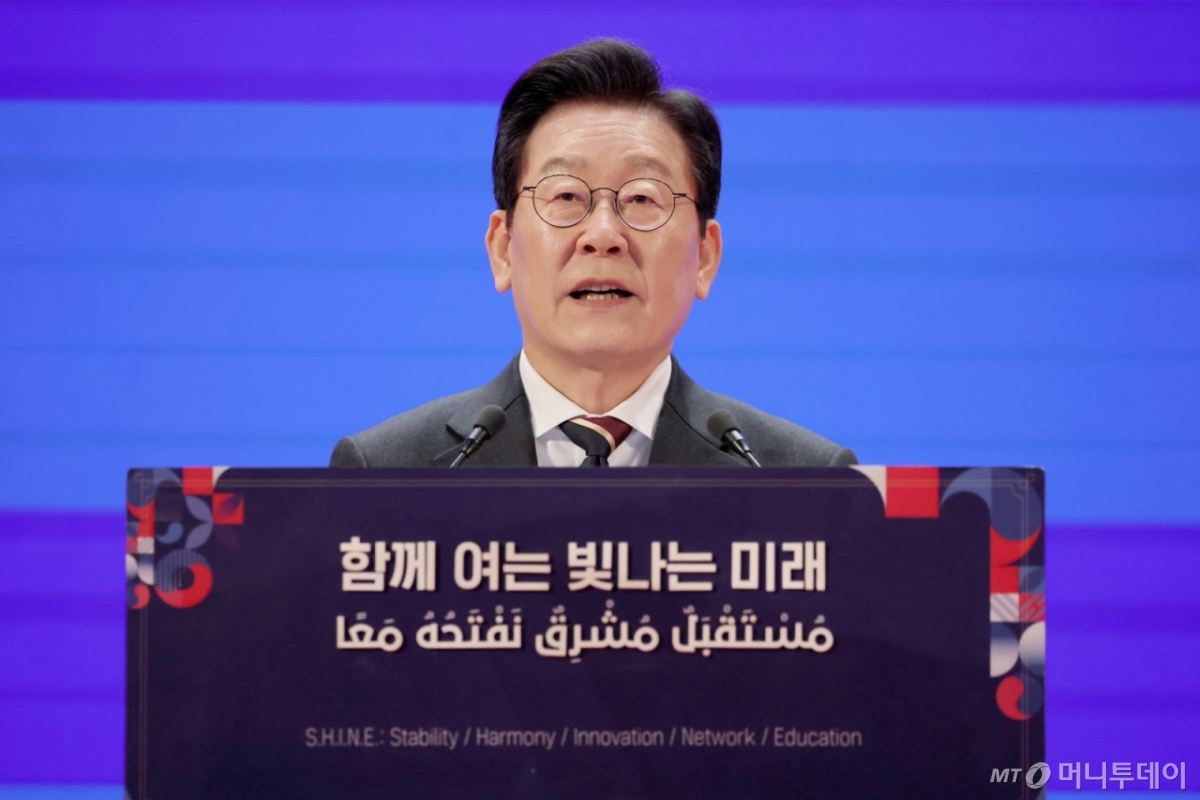 [카이로=뉴시스] 최동준 기자 = 이집트를 공식 방문 중인 이재명 대통령이 20일(현지 시간) 카이로대학교에서 '함께 여는 빛나는 미래'라는 주제로 연설하고 있다. 2025.11.21. photocdj@newsis.com /사진=