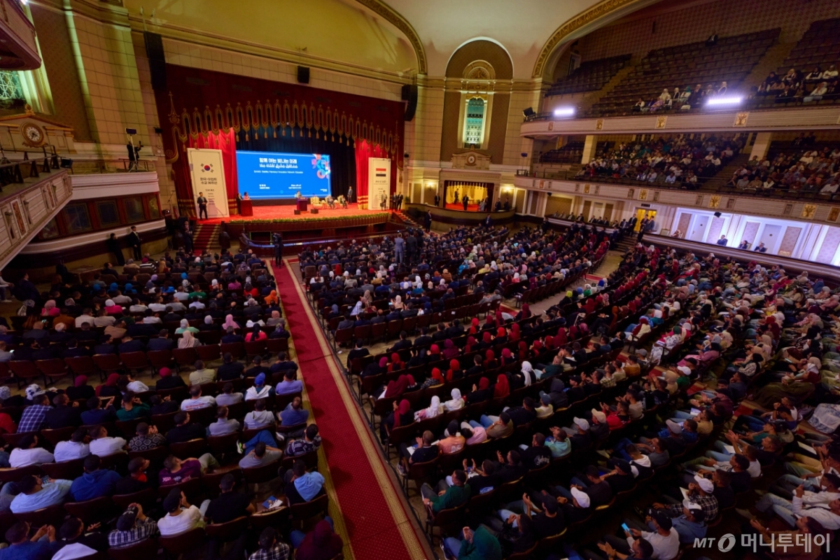 (서울=뉴스1) 이재명 기자 = 이집트를 공식 방문 중인 이재명 대통령이 20일(현지시간) 카이로대학교에서 '함께 여는 빛나는 미래'라는 주제로 연설하고 있다. (대통령실 제공. 재판매 및 DB 금지)  2025.11.23/뉴스1  Copyright © 뉴스1. All rights reserved. 무단 전재 및 재배포,  AI학습 이용 금지. /사진=(서울=뉴스1) 이재명 기자