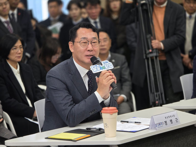 정명근 화성시장이 25일 화성 국제테마파크 지역 일자리 창출 및 상생협력 업무협약식에서 인사말을 하고 있다./사진=이민호기자