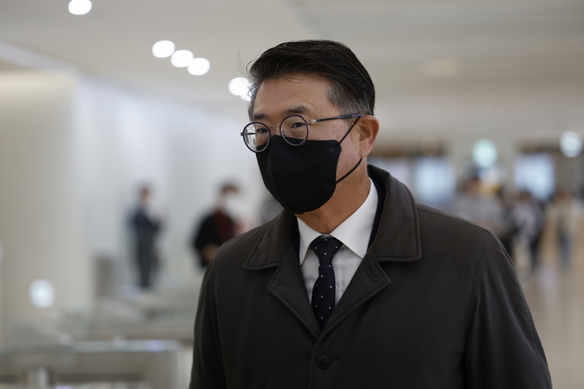 장상윤 전 교육부 차관이 25일 서울 종로구 KT광화문빌딩 웨스트에 마련된 김건희 여사 관련 의혹을 수사하는 민중기 특별검사 사무실에 출석하고 있다. /사진=뉴시스