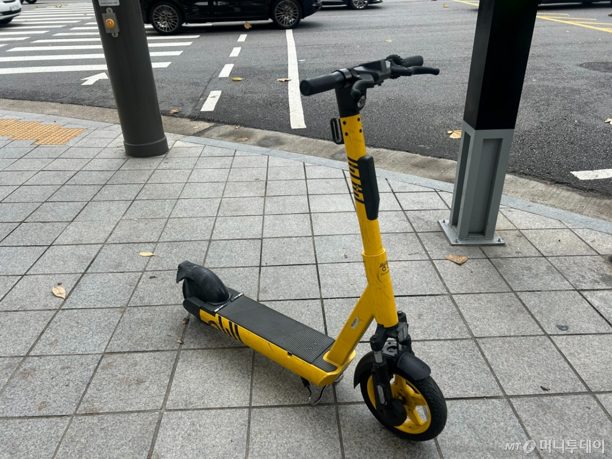 25일 서울 강남 포스코사거리에서 무면허 운전으로 불시 단속에 걸린 운전자가 대여한 전동킥보드. /사진=김지현 기자. 