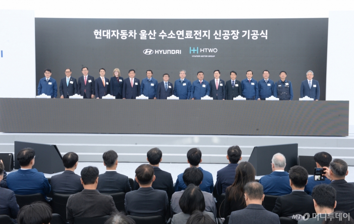 [울산=뉴시스] 배병수 기자 = 30일 오전 울산 북구 현대자동차 수소연료전지 공장부지에서 열린 수소연료전지 공장 기공식에서 참석한 내빈들이 축하 세리머니를 하고 있다.2025.10.30.bbs@newsis.com. /사진=배병수