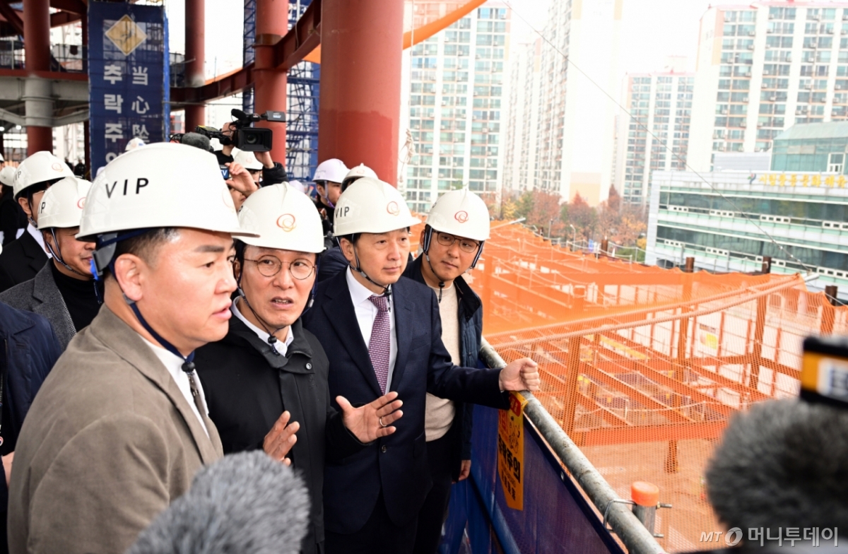 김민석 국무총리가 25일 오전 서울 도봉구 창동 서울 아레나 복합문화시설 건립 현장을 살펴보고 있다./사진=뉴스1