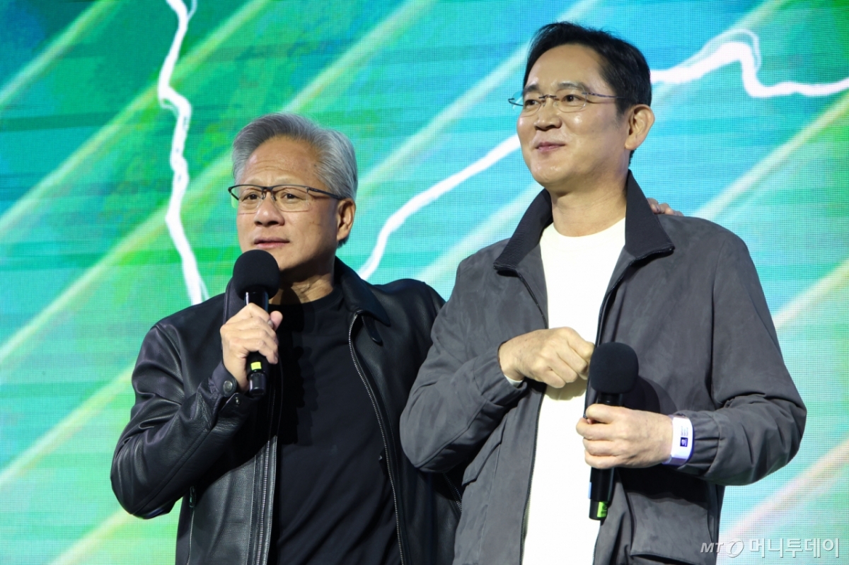 (서울=뉴스1) 김진환 기자 = 젠슨 황 엔비디아 CEO가 30일 밤 서울 강남구  코엑스 K-POP 광장에서 지포스(GeForce) 한국 25주년을 기념해 열린 '지포스 게이머 페스티벌'에서 이재용 삼성전자 회장과 함께 올라 발언하고 있다. (공동취재) 2025.10.30/뉴스1  Copyright © 뉴스1. All rights reserved. 무단 전재 및 재배포,  AI학습 이용 금지. /사진=(서울=뉴스1) 김진환 기자