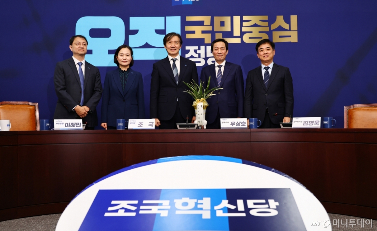 [서울=뉴시스] 김명년 기자 = 조국 조국혁신당 대표가 25일 오후 서울 여의도 국회에서 우상호 대통령실 정무수석과 만나 기념촬영하고 있다. 2025.11.25. kmn@newsis.com /사진=김명년