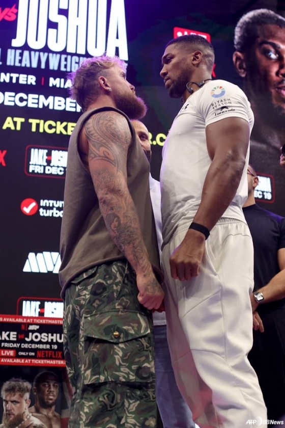 제이크 폴(왼쪽)과 앤서니 조슈아의 페이스오프. /AFPBBNews=뉴스1