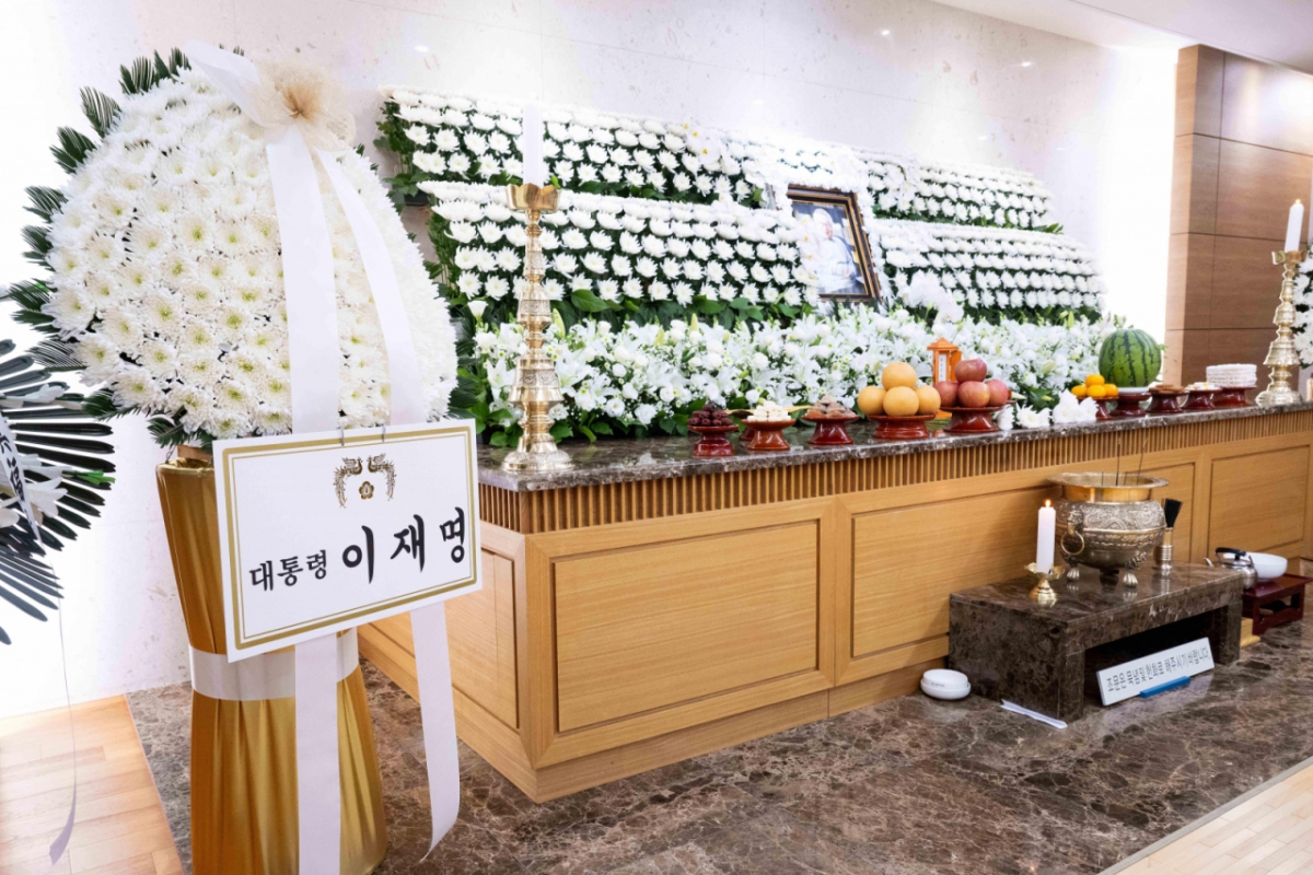 25일 서울 송파구 풍납동 서울아산병원 장례식장에 배우 이순재의 빈소에 이재명 대통령 명의의 근조화환이 놓여져 있다. /사진=뉴시스. /사진=류현주