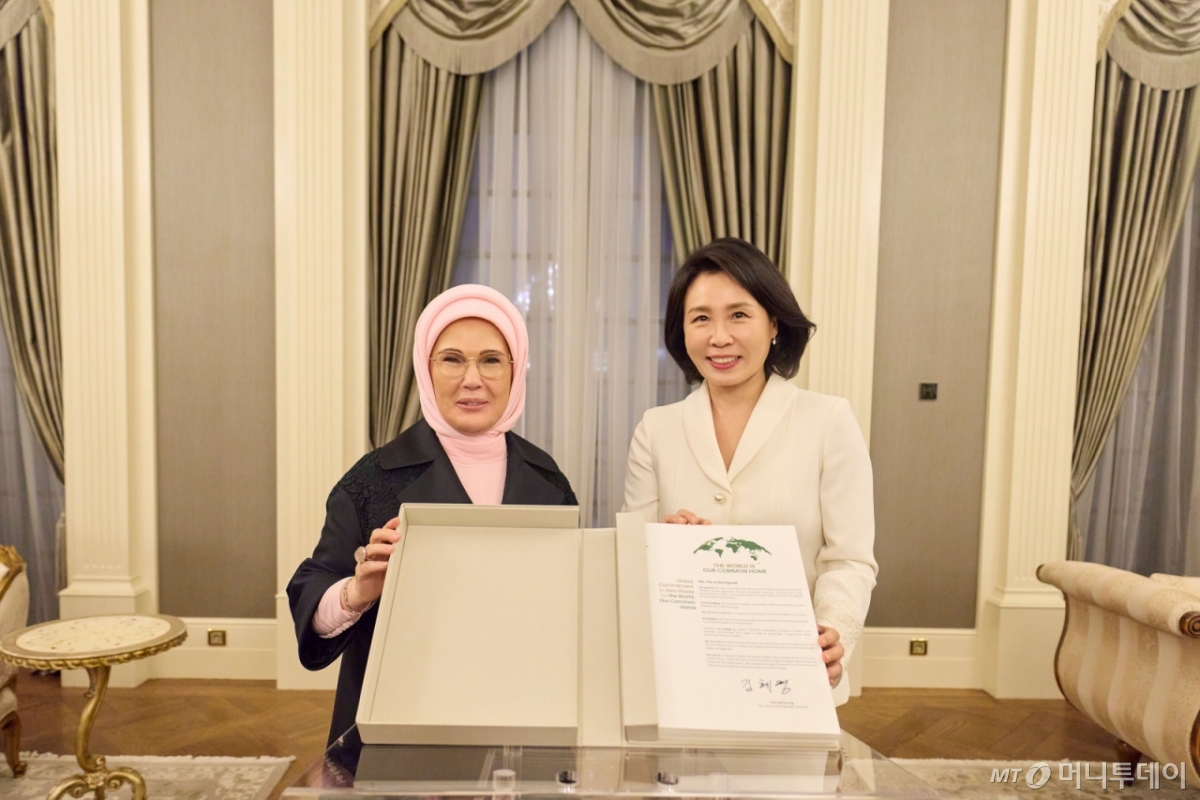 [앙카라=뉴시스] 최동준 기자 = 이재명 대통령과 함께 튀르키예를 방문 중인 김혜경 여사가 튀르키예 대통령 부인 에미네 에르도안 여사와 함께 24일(현지 시간) 튀르키예 대통령궁 관저에서 에르도안 여사가 제안한 '제로 웨이스트(Zero Waste)' 이니셔티브에 동의 및 서명을 한 뒤 기념촬영을 하고 있다. (공동취재) 2025.11.25. photocdj@newsis.com /사진=