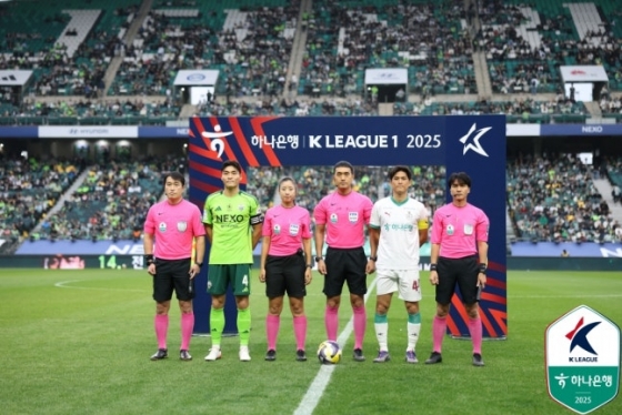지난 9일 전주월드컵경기장에서 열린 전북 현대와 대전하나시티즌의 경기를 앞두고 기념사진을 촬영하고 있는 양 팀 주장과 심판진. /사진=한국프로축구연맹 제공