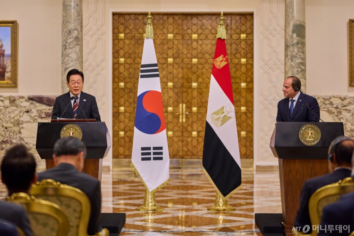 (서울=뉴스1) 이재명 기자 = 이집트를 공식 방문 중인 이재명 대통령이 20일(현지시간) 카이로 대통령궁에서 압델 파타 알시시 대통령과 한·이집트 공동언론발표를 하고 있다. (대통령실 제공. 재판매 및 DB 금지)  2025.11.23/뉴스1  Copyright © 뉴스1. All rights reserved. 무단 전재 및 재배포,  AI학습 이용 금지. /사진=(서울=뉴스1) 이재명 기자