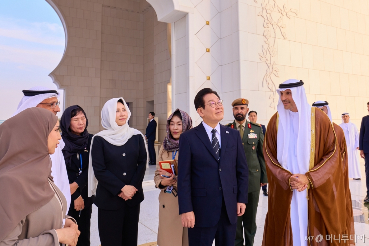 (서울=뉴스1) 허경 기자 = 아랍에미리트(UAE)를 국빈 방문한 이재명 대통령과 김혜경 여사가 17일(현지 시간) 아부다비 셰이크 자이드 그랜드 모스크를 방문해 사원을 둘러보고 있다. (대통령실 제공. 재판매 및 DB 금지) 2025.11.19/뉴스1  Copyright © 뉴스1. All rights reserved. 무단 전재 및 재배포,  AI학습 이용 금지. /사진=(서울=뉴스1) 허경 기자