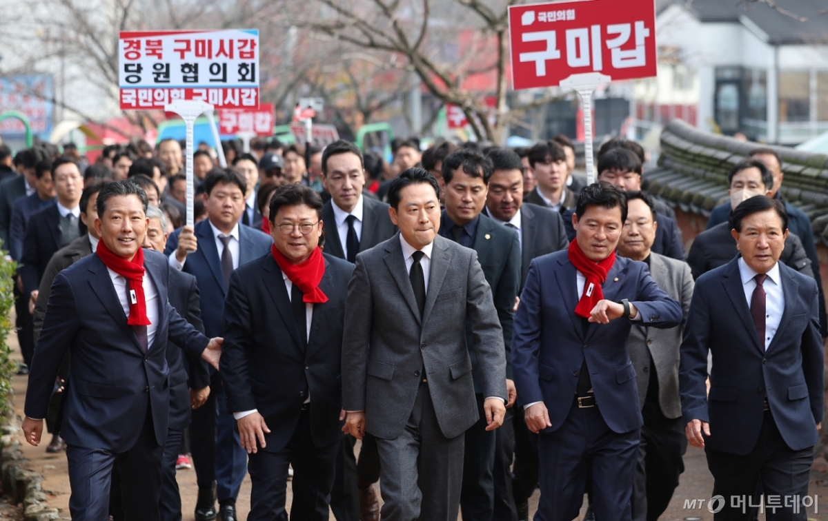 [구미=뉴시스] 이무열 기자 = 장동혁 국민의힘 대표가 25일 경북 구미시 상모동 박정희 대통령 생가를 방문하고 있다. 2025.11.25. lmy@newsis.com /사진=이무열