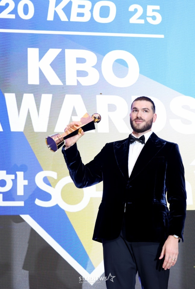 MVP 트로피를 들고 있는 폰세. /사진=강영조 선임기자