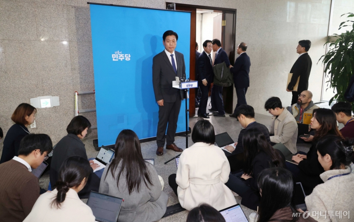 [서울=뉴시스] 조성봉 기자= 조승래 더불어민주당 사무총장이 24일 오후 서울 여의도 국회에서 열린 당무위원회에서 '당원 1인 1투표제' 관련 논의를 마치고 취재진의 질문에 답변하고 있다. 2025.11.24. suncho21@newsis.com /사진=조성봉