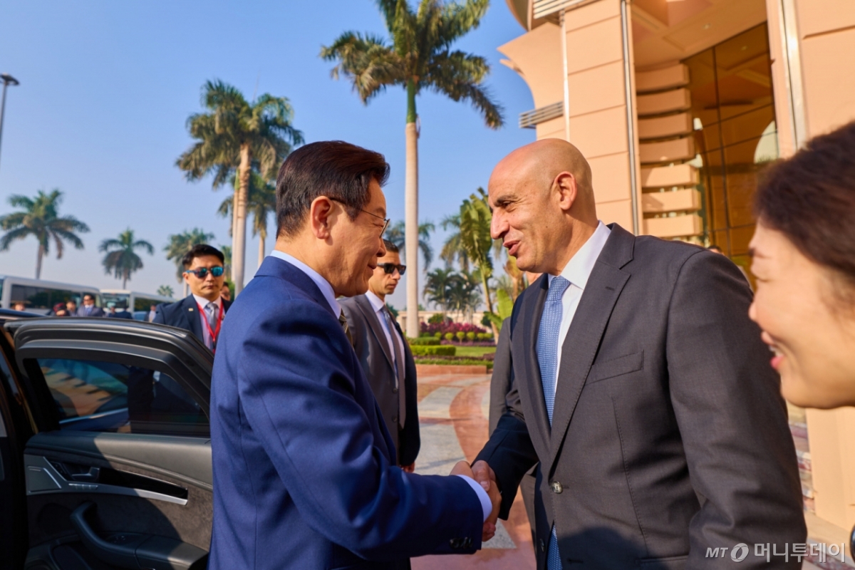 (서울=뉴스1) 이재명 기자 = 이집트 공식 방문 일정을 마친 이재명 대통령이 21일(현지시간) 카이로 국제공항에서 남아프리카공화국 요하네스버그로 출발하기 전 환송인사와 악수하고 있다. (대통령실 제공. 재판매 및 DB 금지)  2025.11.23/뉴스1  Copyright © 뉴스1. All rights reserved. 무단 전재 및 재배포,  AI학습 이용 금지. /사진=(서울=뉴스1) 이재명 기자