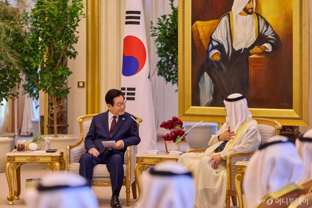 (서울=뉴스1) 이재명 기자 = 아랍에미리트(UAE)를 국빈 방문 중인 이재명 대통령이 18일(현지시간) 아부다비 카사르 알 와탄 대통령궁에서 열린 무함마드 빈 자이드 알 나흐얀 UAE 대통령과 확대 정상회담에서 발언을 듣고 있다. (대통령실 제공. 재판매 및 DB 금지)  2025.11.23/뉴스1  Copyright © 뉴스1. All rights reserved. 무단 전재 및 재배포,  AI학습 이용 금지. /사진=(서울=뉴스1) 이재명 기자