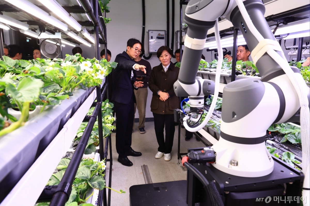 송미령 농식품부장관이 25일 경기도 화성시에 위치한 농업 자동화기술 기업 '메타파머스'를 찾아 관계자로부터 농업로봇 기술에 대한 설명을 경청하고 있다 /사진=농식품부 