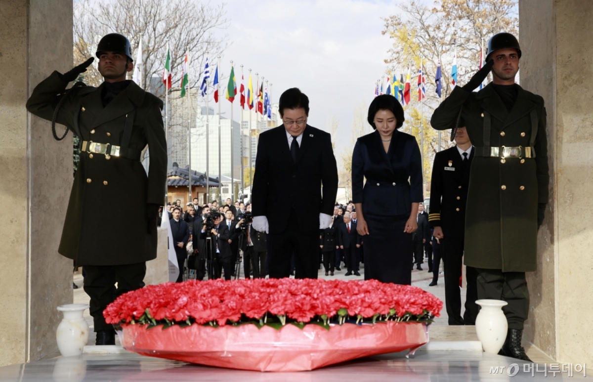 [앙카라=뉴시스] 최동준 기자 = 튀르키예를 국빈 방문 중인 이재명 대통령과 김혜경 여사가 25일(현지 시간) 앙카라 한국 공원에 위치한 한국전 참전 기념탑을 찾아 헌화 후 묵념하고 있다. 2025.11.25. photocdj@newsis.com /사진=최동준