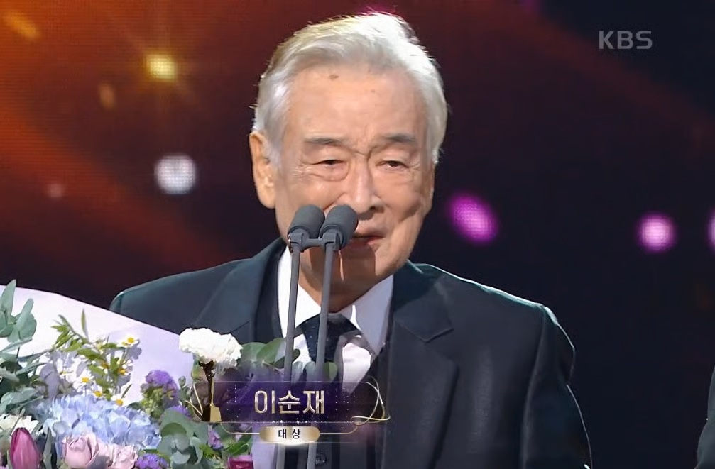배우 이순재가 지난해 12월31일 열린 '2024 KBS 연기대상'에서 대상을 받고 눈물을 흘리고 있다. /사진=방송화면