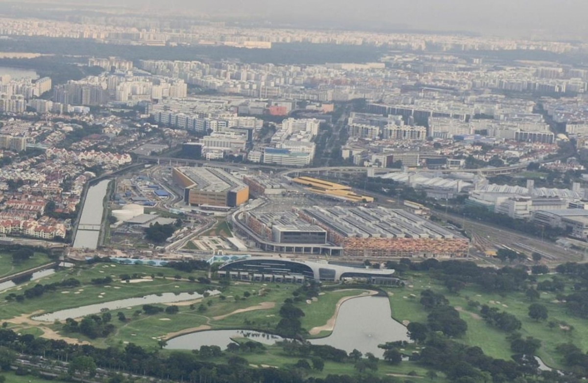 T301 현장 전경. 창이공항 인근에 위치해 드론을 띄울 수 없기 때문에 외부 전경 사진을 찍을 수 없다. 위 사진은 현장 관계자가 싱가포르 입국 비행기 안에서 찍은 항공샷이다./사진제공=GS건설    